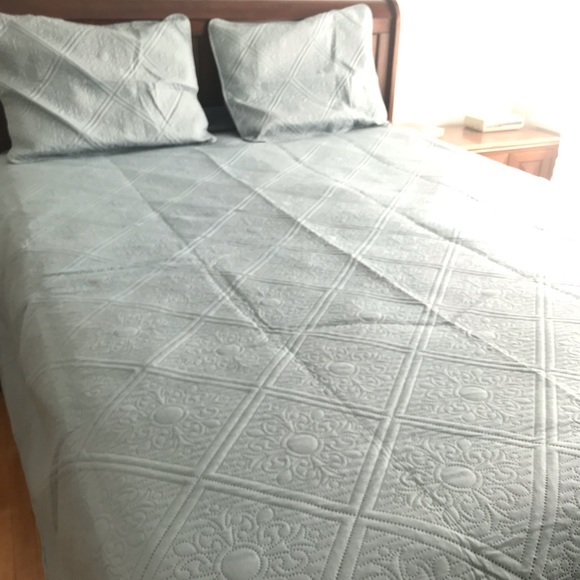 New Queen Bedspread - Picture 5 of 7